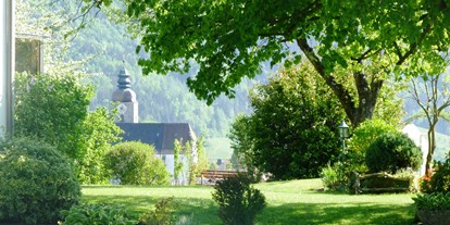 Pensionen - Umgebungsschwerpunkt: Fluss - Österreich - Gartenbereich mit Aussicht auf Ortszentrum - Lehnerhof