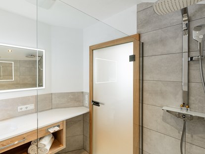 Pensionen - WLAN - Tirol - Badezimmer 301 mit großem Waschtisch und Kneipp-Dusche. - Gasthof-Pension-Dorfstube