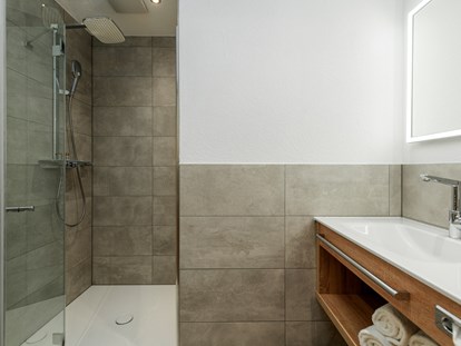 Pensionen - Skilift - Tirol - Komfortables Badezimmer im Deluxe 303. Toilette ist getrennt zum Badezimmer ausgeführt für mehr Privatsphäre. - Gasthof-Pension-Dorfstube