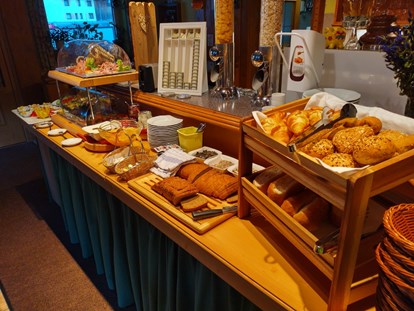 Pensionen - Kühlschrank - Frühstück am Buffet oder auch serviert am Tisch mit leckerem hausgemachten Brot und regionalem Brot aus der Bäckerei in Steeg. - Gasthof-Pension-Dorfstube