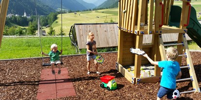 Pensionen - Frühstück: Frühstücksbuffet - Tirol - Kinderspielplatz direkt vorm Haus - Bergerhof