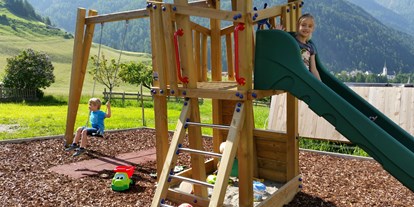 Pensionen - Art der Pension: Ferienwohnung - Tirol - toller Kinderspielplatz direkt vorm Haus - Bergerhof