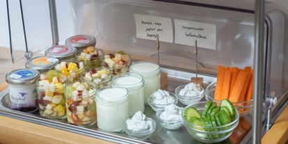 Pensionen - Umgebungsschwerpunkt: Berg - Tirol - Frühstücksbuffet mit frischem Obstsalat und Schafjoghurt mit Fruchtspiegel - Bergerhof