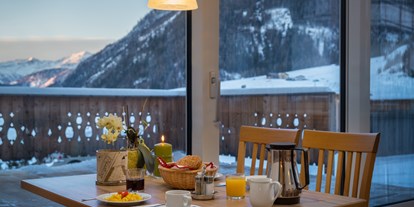 Pensionen - Frühstück: Frühstücksbuffet - Tirol - Frühstücksraum mit Panoramablick - Bergerhof