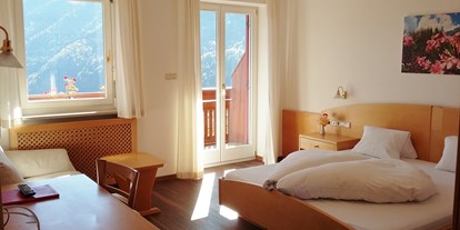 Pensionen - Terrasse - Italien - Die Doppelzimmer in der mittleren Etage sind gemütlichen und haben einen hervorragenden Blick auf Meran. - Pension Plarserhof