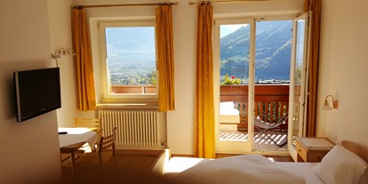 Pensionen - Wanderweg - Italien - Unsere kleinen Doppelzimmer im 1. Stock haben auch einen schönen Blick auf Meran und sie sind dafür ein wenig günstiger. - Pension Plarserhof