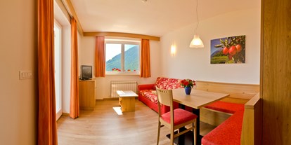 Pensionen - Terrasse - Italien - Unsere Wohnungen kann man auch als Suite buchen. Die Apfelblüte ist mit 65m² groß geschnitten und Sie ist sehr komfortabel eingerichtet mit herrlichen Südbalkon und Meranblick. - Pension Plarserhof