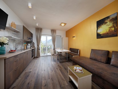 Pensionen - Trentino-Südtirol - Einzigartig möbliert, hoch modern und funktionell ausgestattet ist der Wohn- und Küchenbereich unserer gold-blauen Ferienwohnung.    - Residence Sonnengarten**