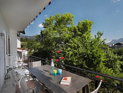 Pensionen - Umgebungsschwerpunkt: Berg - Italien - Der Südbalkon der gold-blauen Ferienwohnung ist inmitten der Natur sowohl vom Schlafzimmer als auch vom Wohnzimmer aus begehbar. - Residence Sonnengarten**