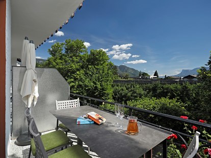 Pensionen - Wanderweg - Italien - Genießen Sie eine Auszeit oder nehmen Ihre Mahlzeit auf dem vom Grün der Obstwiesen umgebenen, sonnigen Balkon ein.     - Residence Sonnengarten**