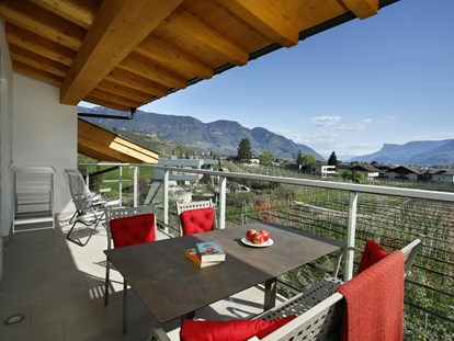 Pensionen - Trentino-Südtirol - Atemberaubend und außergewöhnlich ist die voll möblierte Südterrasse unserer roten Ferienwohnung. - Residence Sonnengarten**