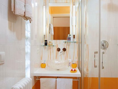 Pensionen - Garten - Italien - Die Kombination von weiß und orange finden Sie auch in der modernen sanitären Anlage des orangen Doppelzimmers.   - Residence Sonnengarten**
