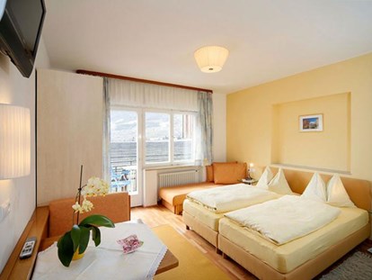 Pensionen - Pool - Italien - Das beruhigende helle Gelb im Schlafzimmer unserer gelben Ferienwohnung fördert einen guten Schlaf um dann jeden neuen Urlaubstag entspannt und ausgeruht beginnen zu können.   - Residence Sonnengarten**