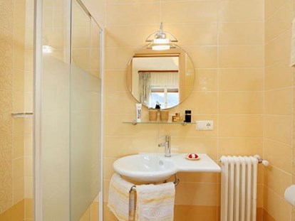 Pensionen - Frühstück: serviertes Frühstück - Italien - Farblich abgestimmt mit dem Schlafzimmer verfügt das Bad über eine großzügige Dusche mit hochmoderner Regenschauerbrause, einem individuellem Waschtisch, Haar Föhn und WC.        - Residence Sonnengarten**