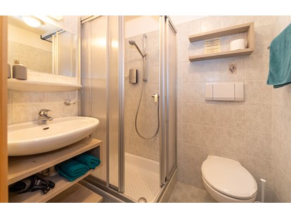 Pensionen - Umgebungsschwerpunkt: Berg - Italien - Dusche Doppelzimmer NOVÈ - Haus Claudia