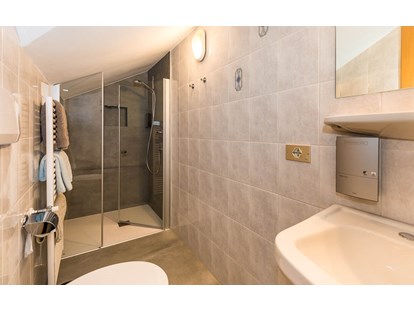 Pensionen - Umgebungsschwerpunkt: See - Italien - Dusche Doppel/Dreibettzimmer MOUNTAIN - Haus Claudia