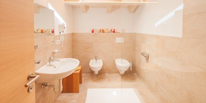 Pensionen - Umgebungsschwerpunkt: am Land - Italien - Modernes Badezimmer - BIO-Bauernhof Inner-Glieshof