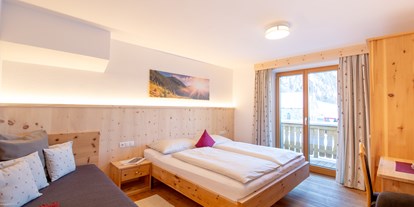Pensionen - Trentino-Südtirol - gemütliches Zimmer in Zirmholz mit Südbalkon - BIO-Bauernhof Inner-Glieshof