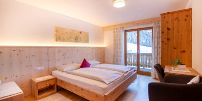 Pensionen - Wanderweg - Italien - gemütliches Zimmer in Zirmholz  mit Südbalkon - BIO-Bauernhof Inner-Glieshof