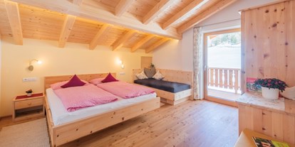 Pensionen - Umgebungsschwerpunkt: Berg - Italien - geräumiges Zimmer in Zirmholz mit Balkon - BIO-Bauernhof Inner-Glieshof