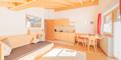 Pensionen - Umgebungsschwerpunkt: See - Italien - komplett ausgestattete Wohnküche mit Südblakon - BIO-Bauernhof Inner-Glieshof