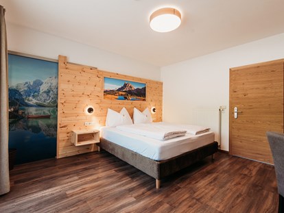 Pensionen - Umgebungsschwerpunkt: am Land - Doppelzimmer mit neuen Betten an der Zirbenholzwand.  - Pension Sonnenhof