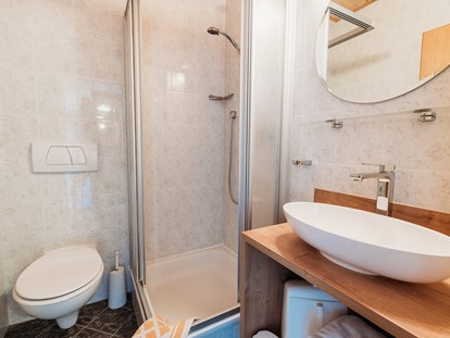 Pensionen - Skiverleih - Bad mit Duschen in allen Doppelzimmern und Familienzimmern.  - Pension Sonnenhof