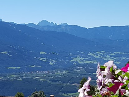 Pensionen - Restaurant - Blick vom Balkon ins Eisacktal mit den Dolomiten und Langkofel - Pension Sonnenhof