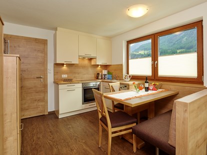 Pensionen - Umgebungsschwerpunkt: Berg - Tirol - vollausgestattete Wohnküche im Apartment - Gästehaus Helga