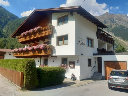 Pensionen - Umgebungsschwerpunkt: Berg - Tirol - Hausansicht Eingang - Gästehaus Helga