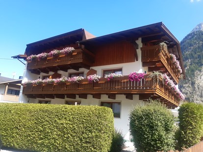 Pensionen - Umgebungsschwerpunkt: Berg - Tirol - Hausansicht Süd/West - Gästehaus Helga