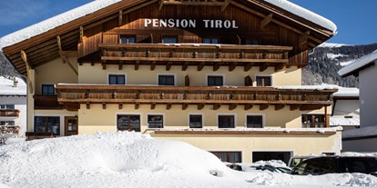 Pensionen - Frühstück: Frühstücksbuffet - Tirol - Außenansicht Winter - Pension Tirol