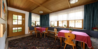 Pensionen - Frühstück: Frühstücksbuffet - Tirol - Eingangsbereich - Pension Tirol
