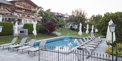 Pensionen - Balkon - Tiroler Unterland - Im Sommer genießen Sie unseren Panoramapool direkt neben dem romantischen Schlösslgarten. Suchen Sie sich Ihren Platz an der Sonne auf einer der gemütlichen Ruheliegen direkt am Pool. Rund ums Jahr dürfen Sie sich in unserem Hallenbad wohlfühlen. Die Wasserwelt im Hotel AlpenSchlössl hält Genussmomente für Sie bereit. - Landhaus Ager