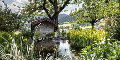 Pensionen - Balkon - Tiroler Unterland - Im Schlösslgarten dürfen Sie die Natur und den Lauf der Zeit beobachten. Hier finden Sie auch unser naturbelassenes Biotop. - Landhaus Ager