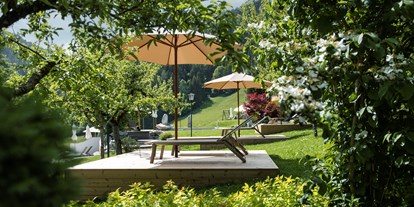 Pensionen - Sauna - Tiroler Unterland - Sonnenliegen im Schlösslgarten. Kraft tanken in der Natur? In unserem Schlösslgarten geht das ganz einfach! Nehmen Sie Platz und lassen Sie die Umgebung auf sich wirken – zurücklehnen und entspannen. Ihre Bedürfnisse stehen dabei im Mittelpunkt.  - Landhaus Ager