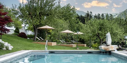 Pensionen - Pool - Tirol - Wasserwelt. Eintauchen in das kühle Nass.
Im Sommer genießen Sie unseren Panoramapool direkt neben dem romantischen Schlösslgarten. Suchen Sie sich Ihren Platz an der Sonne auf einer der gemütlichen Ruheliegen direkt am Pool. - Landhaus Ager
