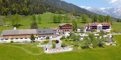 Pensionen - Pool - Mitten im Grünen und fernab der großen Städte liegt das Landhaus Ager und Haupthaus Hotel AlpenSchlössl auf einer malerischen Hochebene in Söll am Wilden Kaiser in Tirol. Umgeben von unberührter Natur und umrahmt von sonnenbeschienen Wiesen und stillen Wäldern ist unser familiengeführtes 4- Sterne-Hotel ein Refugium der Ruhe inmitten der Tiroler Bergwelt. Die hervorragende Lage macht unser Haus einzigartig. In welche Richtung man auch schaut, immer staunt man über ein phänomenales Bergpanorama! Hotel AlpenSchlössl und Landhaus Ager befinden sich direkt nebeneinander. Abgerundet wird dieses Bild alpiner Idylle mit dem traditionellen Agerhof und unserem romantischen Schlösslgarten. - Landhaus Ager