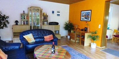 Pensionen - Umgebungsschwerpunkt: Meer - Wohnzimmer - Ferienwohnung Kutscherhuus mit Sauna in Ostfriesland