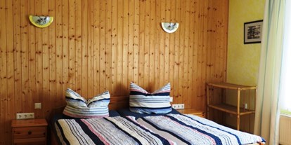 Pensionen - Umgebungsschwerpunkt: Meer - Schlafzimmer I mit 3 Betten - Ferienwohnung Kutscherhuus mit Sauna in Ostfriesland