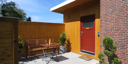 Pensionen - Umgebungsschwerpunkt: Meer - Neue Sauna-Terrasse - Ferienwohnung Kutscherhuus mit Sauna in Ostfriesland