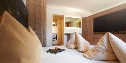 Pensionen - Tiroler Oberland - In unseren liebevoll eingerichteten Zimmern schaffen feines Zirbenholz und ein gemütlicher Landhausstil eine echte Wohlfühlatmosphäre. - Hotel Jägerhof