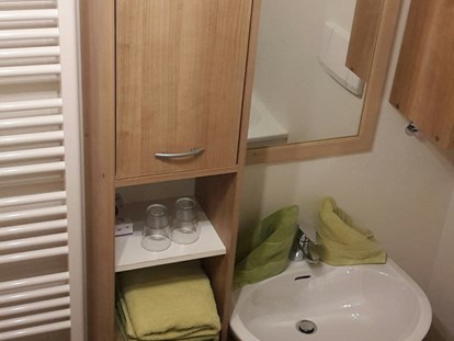 Pensionen - Umgebungsschwerpunkt: Fluss - Pinzgau - Familienzimmer "1"...Badezimmer mit WC + Badewanne... - Haus Heidi