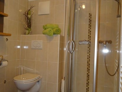 Pensionen - Umgebungsschwerpunkt: Fluss - Salzburg - Familienzimmer"3"...Badezimmer mit Dusche + WC... - Haus Heidi
