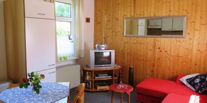 Pensionen - Umgebungsschwerpunkt: Meer - Wohnzimmer mit einer Küchenzeile - Ferienhaus Mariechen an der Nordseeküste