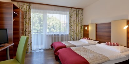 Pensionen - Terrasse - Tirol - Beispiel Doppelzimmer mit Parkettboden  - Haus Lukas 