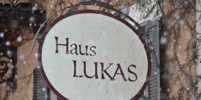 Pensionen - Parkplatz: gebührenpflichtig in Gehweite - Tirol - Haus Lukas 