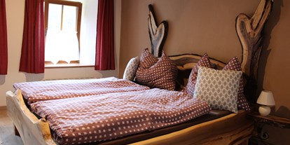 Pensionen - Garten - Steiermark - Schlafzimmer "Urige Hütte", ideal für 2 Erwachsene für einen romantischen Urlaub am See! - Tiefala´s Eck