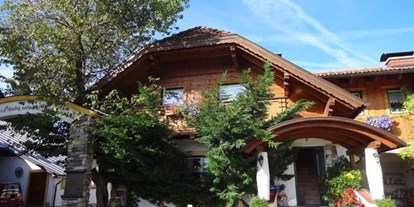 Pensionen - Umgebungsschwerpunkt: Berg - Steiermark - im Innenhof - Bio-Bauernhof Simonbauer
