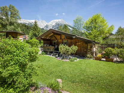Pensionen - Österreich - Garten mit Gartenhütte - Zimmer & Appartements Pension Hinterholzer